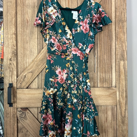 Beautiful green satin floral dress never worn - Picture 2 of 5